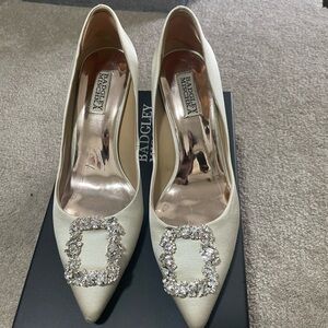 Badgley mischka satin pumps